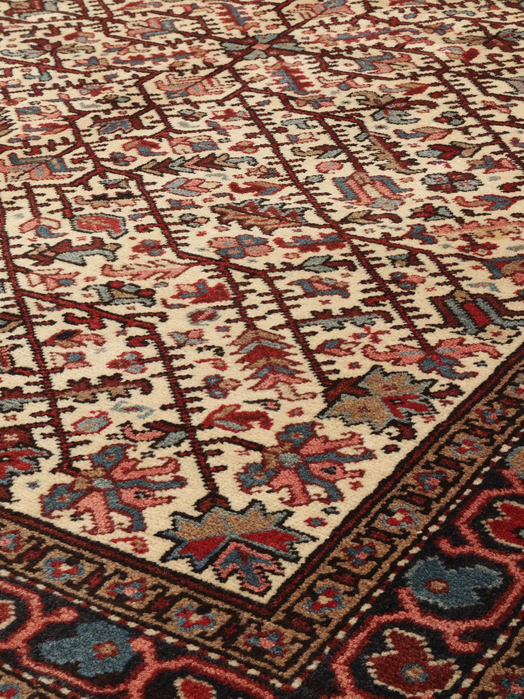 Tapis Mehraban noué à la main originaire du Moyen-Orient avec un motif floral multicolore