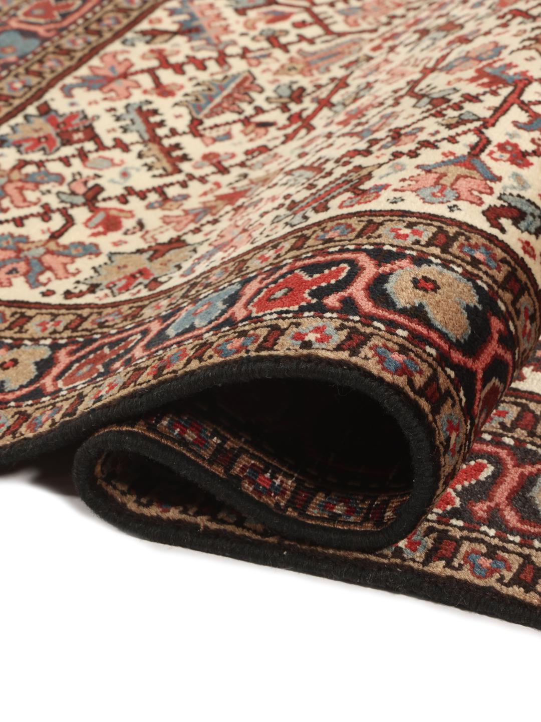 Tapis Mehraban noué à la main originaire du Moyen-Orient avec un motif floral multicolore