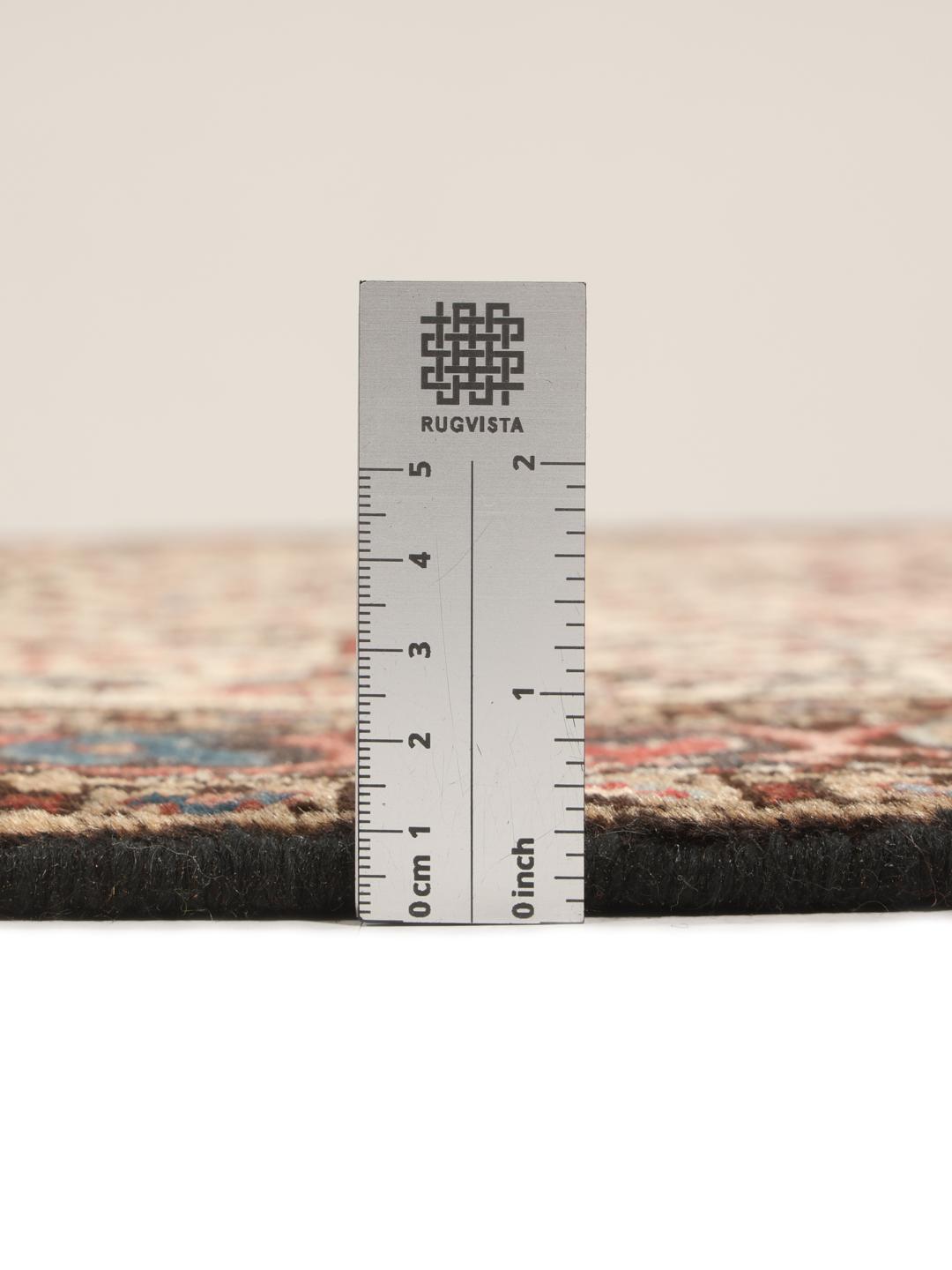 Tapis Mehraban noué à la main originaire du Moyen-Orient avec un motif floral multicolore