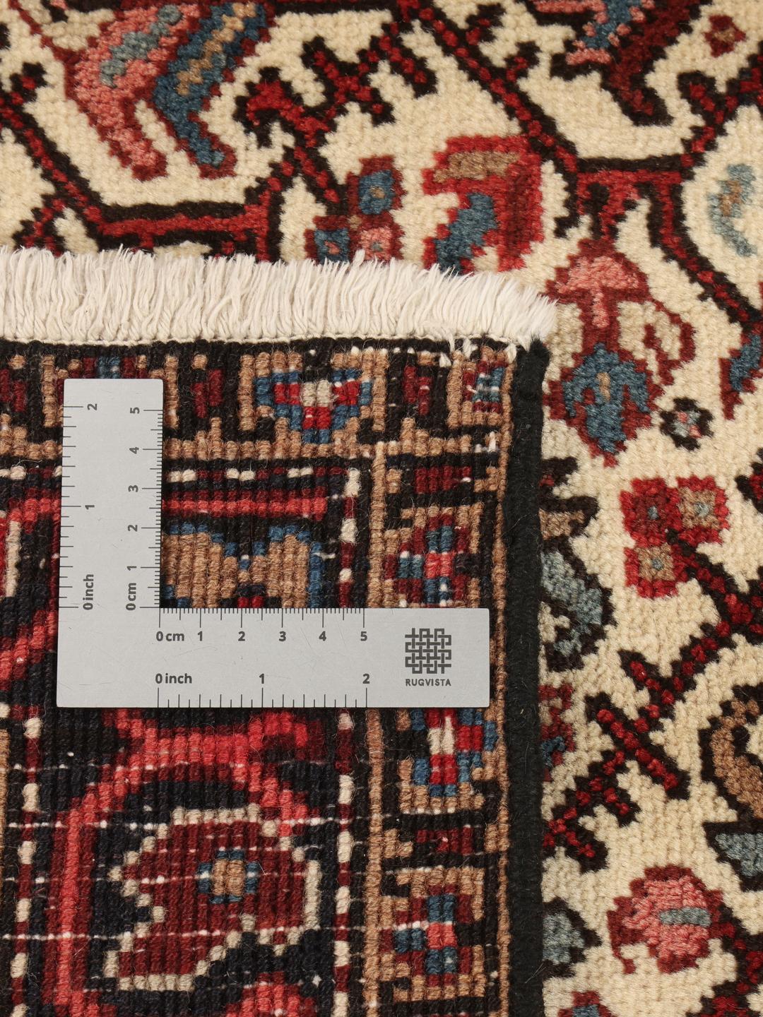 Tapis Mehraban noué à la main originaire du Moyen-Orient avec un motif floral multicolore