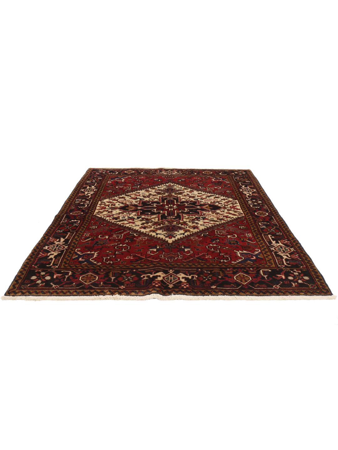 Tapis Mehraban noué à la main provenant du Moyen-Orient dans des tons rouge foncé et crème