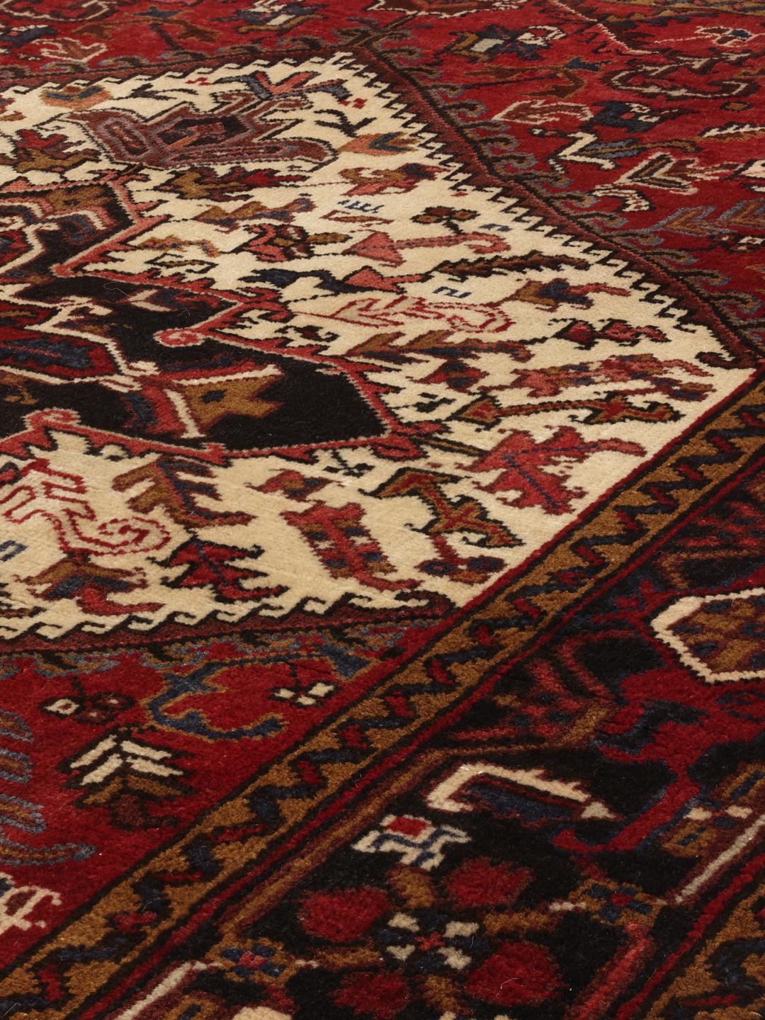 Tapis Mehraban noué à la main provenant du Moyen-Orient dans des tons rouge foncé et crème
