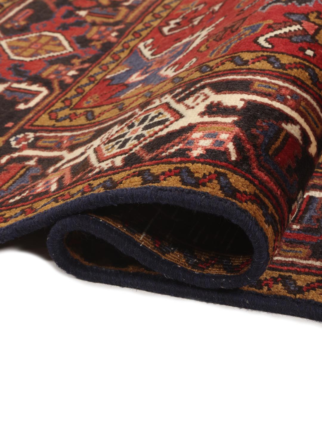 Tapis Mehraban noué à la main provenant du Moyen-Orient dans des tons rouge foncé et crème