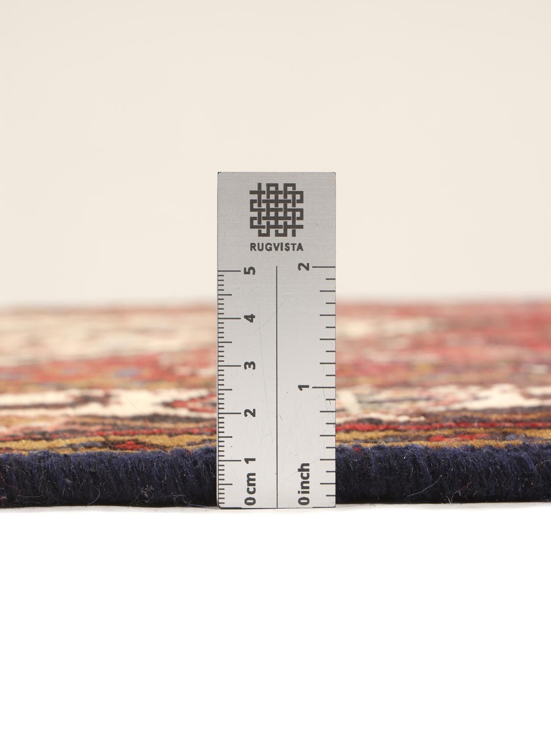 Tapis Mehraban noué à la main provenant du Moyen-Orient dans des tons rouge foncé et crème