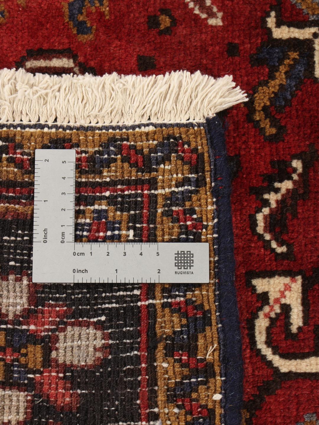 Tapis Mehraban noué à la main provenant du Moyen-Orient dans des tons rouge foncé et crème