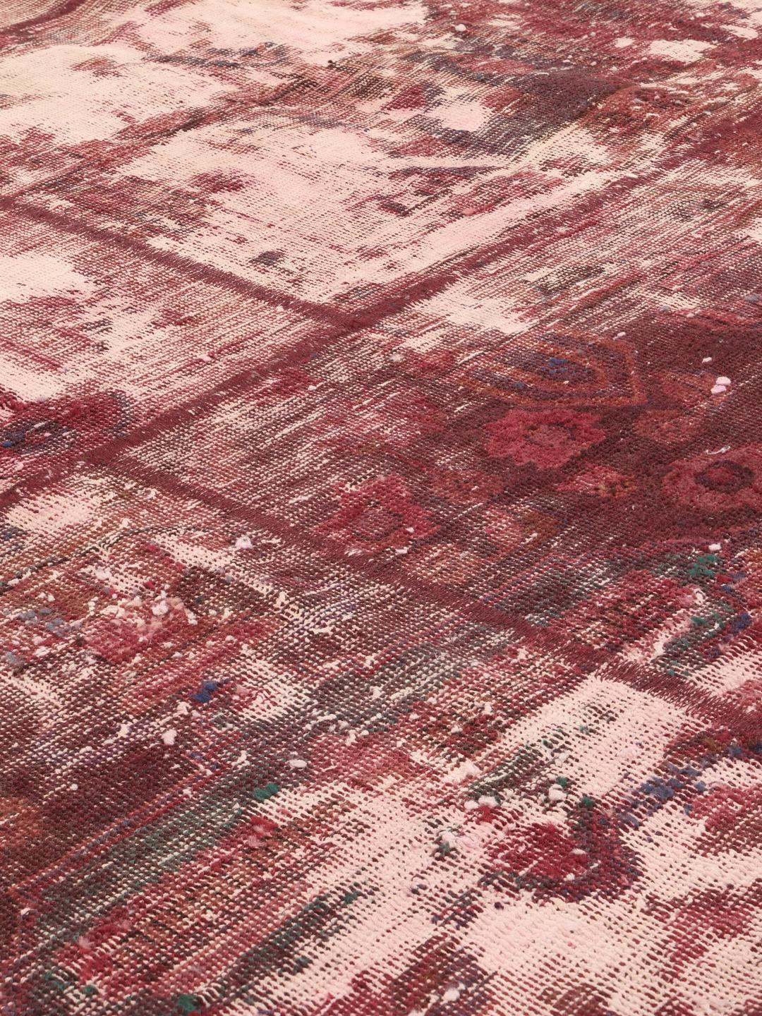 Un tapis patchwork rouge avec un design patiné noué à la main provenant du Moyen-Orient