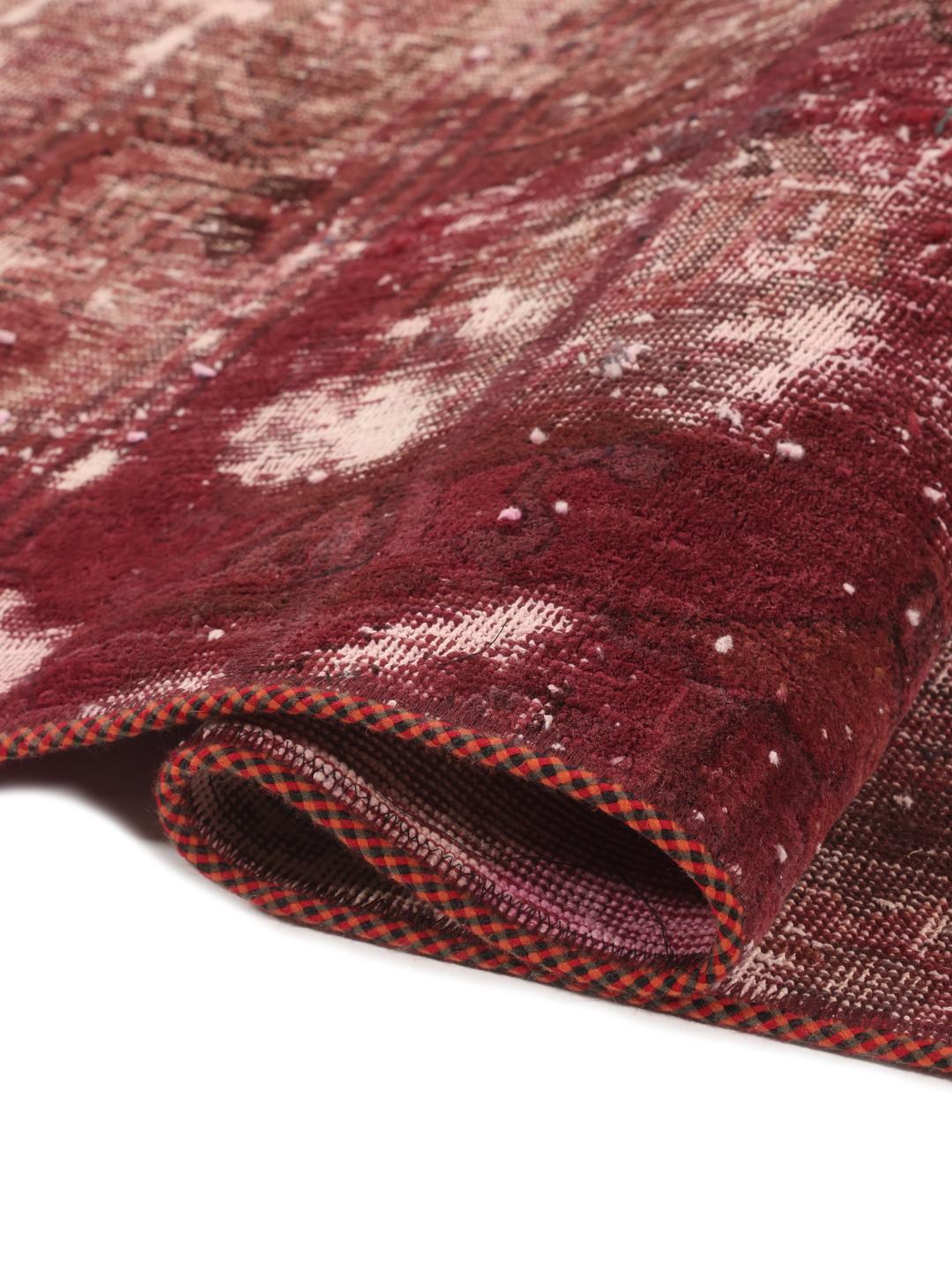 Un tapis patchwork rouge avec un design patiné noué à la main provenant du Moyen-Orient