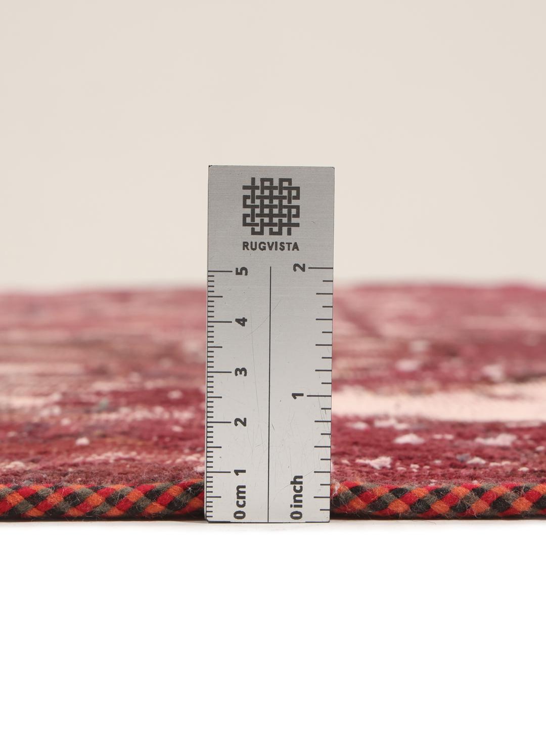Un tapis patchwork rouge avec un design patiné noué à la main provenant du Moyen-Orient