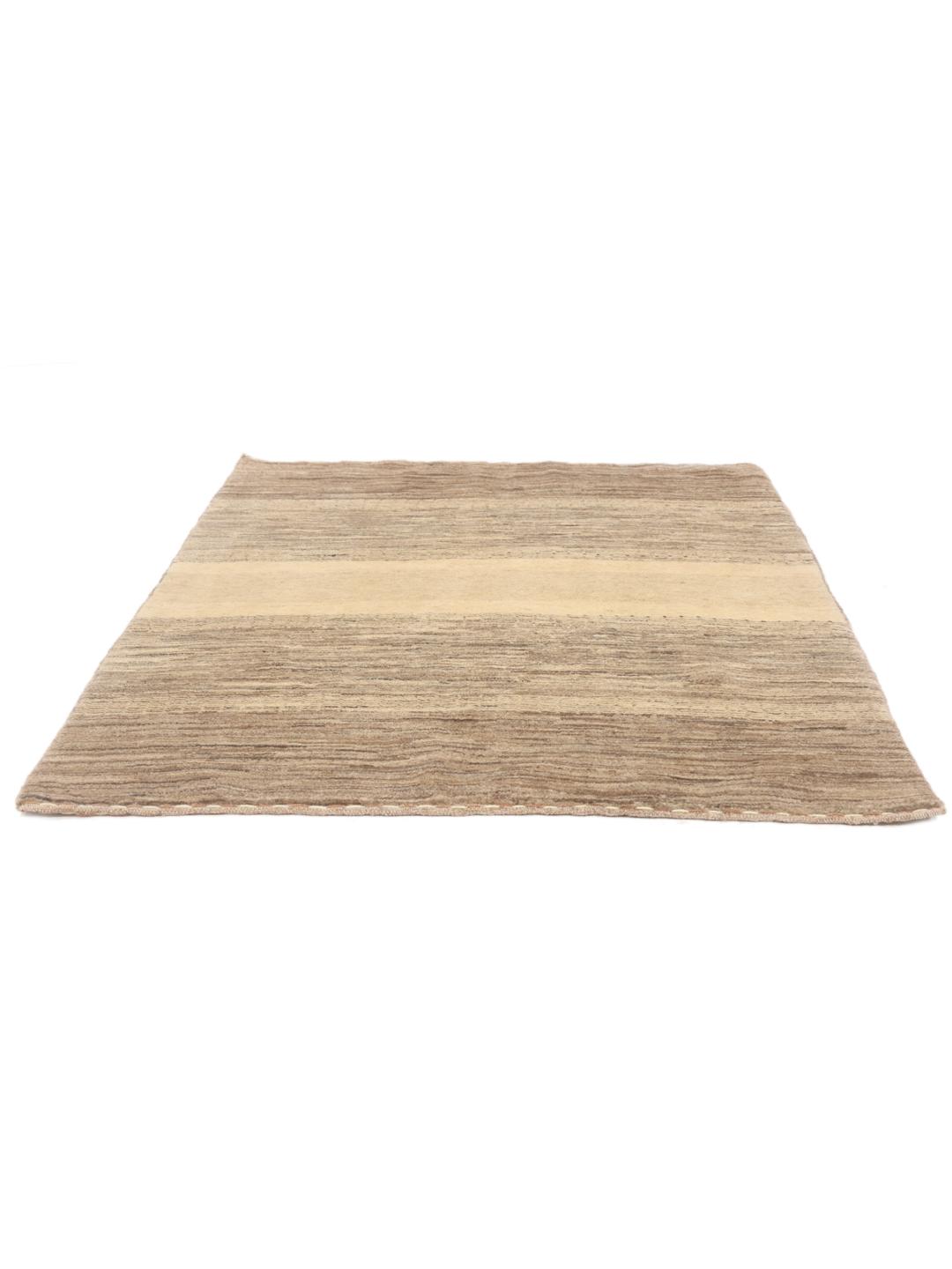 Handgeknoopt Gabbeh Fine vloerkleed uit het Midden-Oosten in beige en bruine tinten.