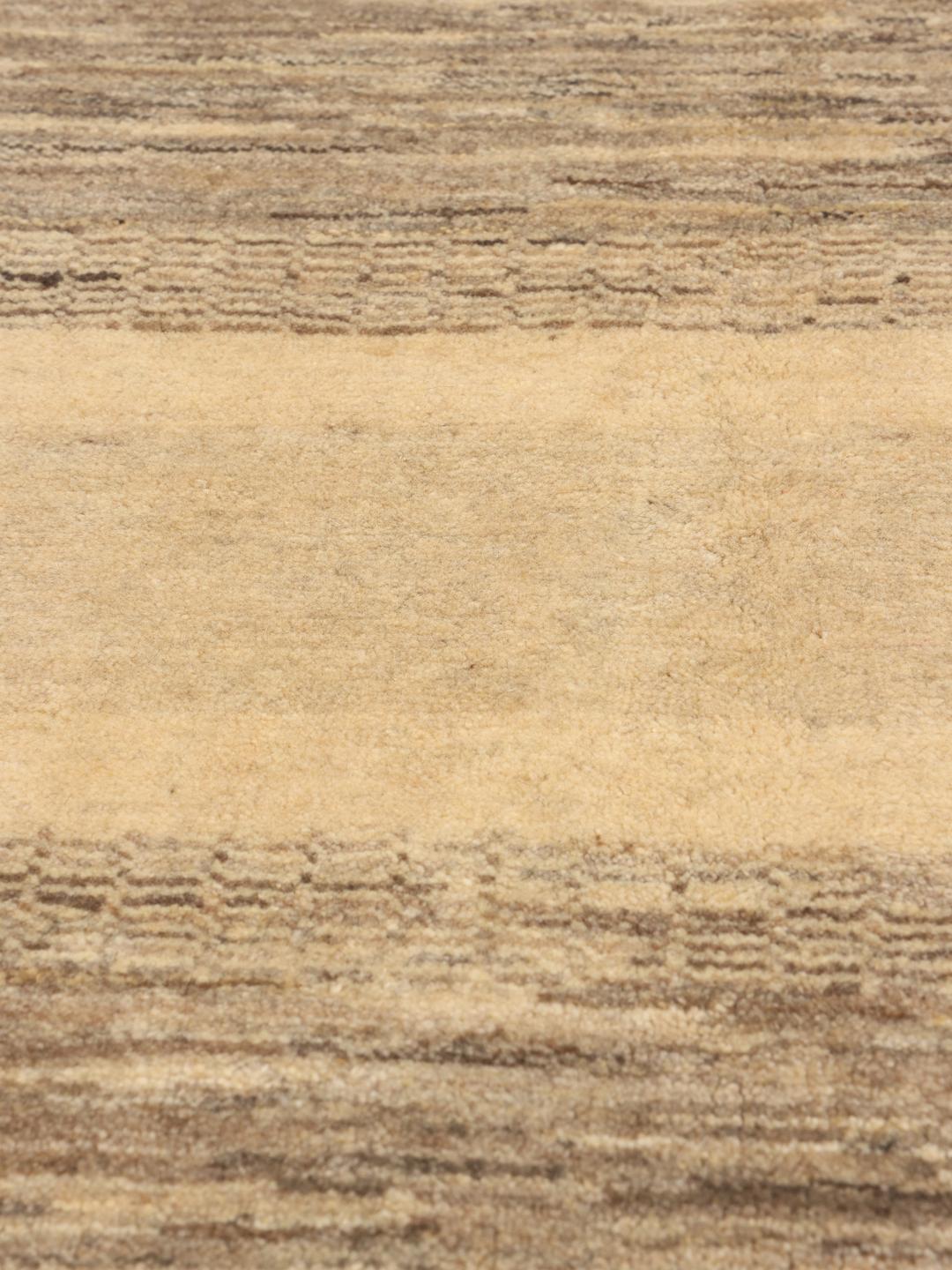 Handgeknoopt Gabbeh Fine vloerkleed uit het Midden-Oosten in beige en bruine tinten.