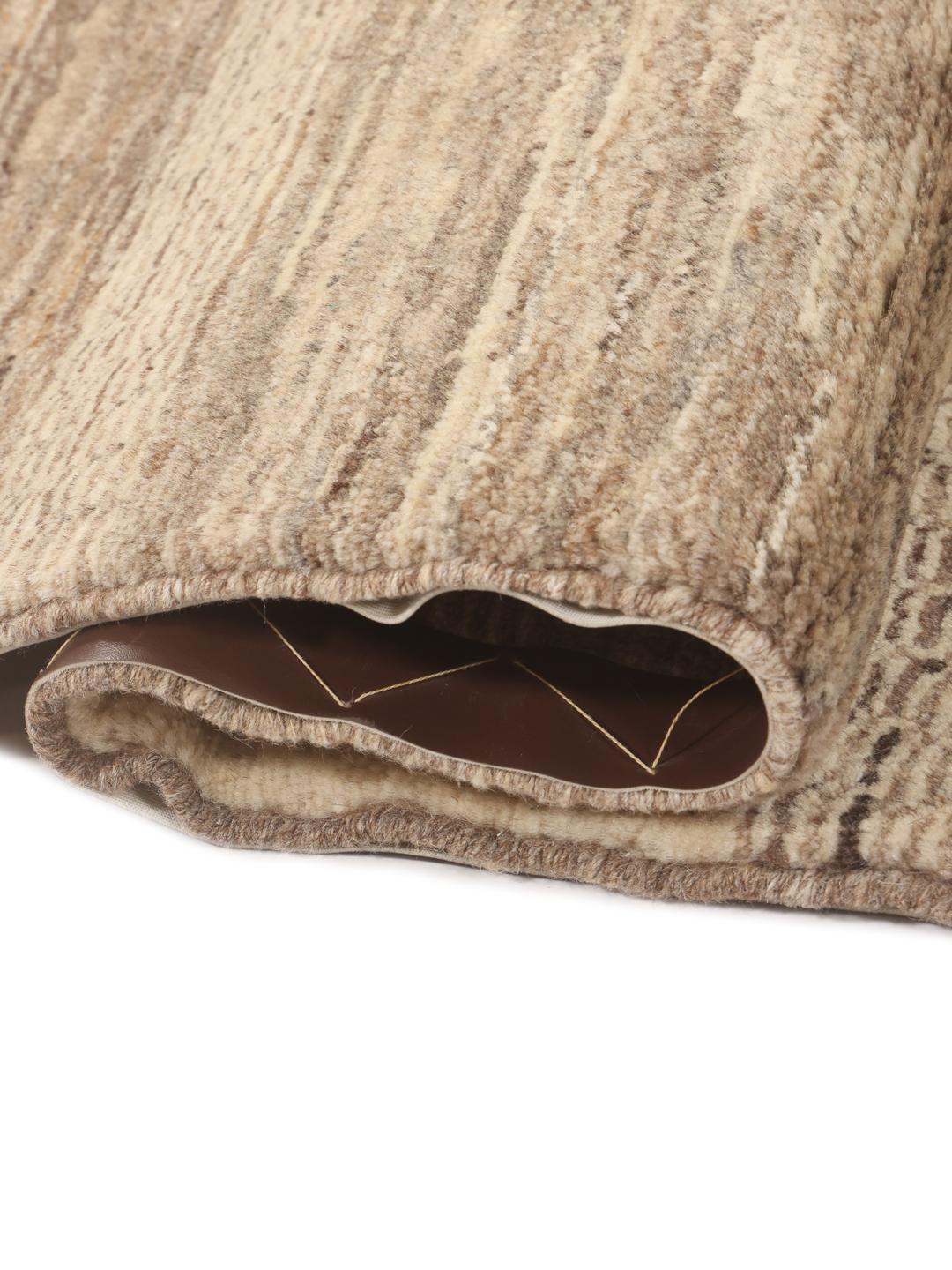 Handgeknoopt Gabbeh Fine vloerkleed uit het Midden-Oosten in beige en bruine tinten.