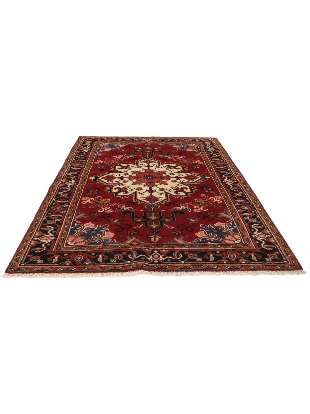 Tapis Mehraban noué à la main provenant du Moyen-Orient, présentant un champ rouge et un médaillon crème.
