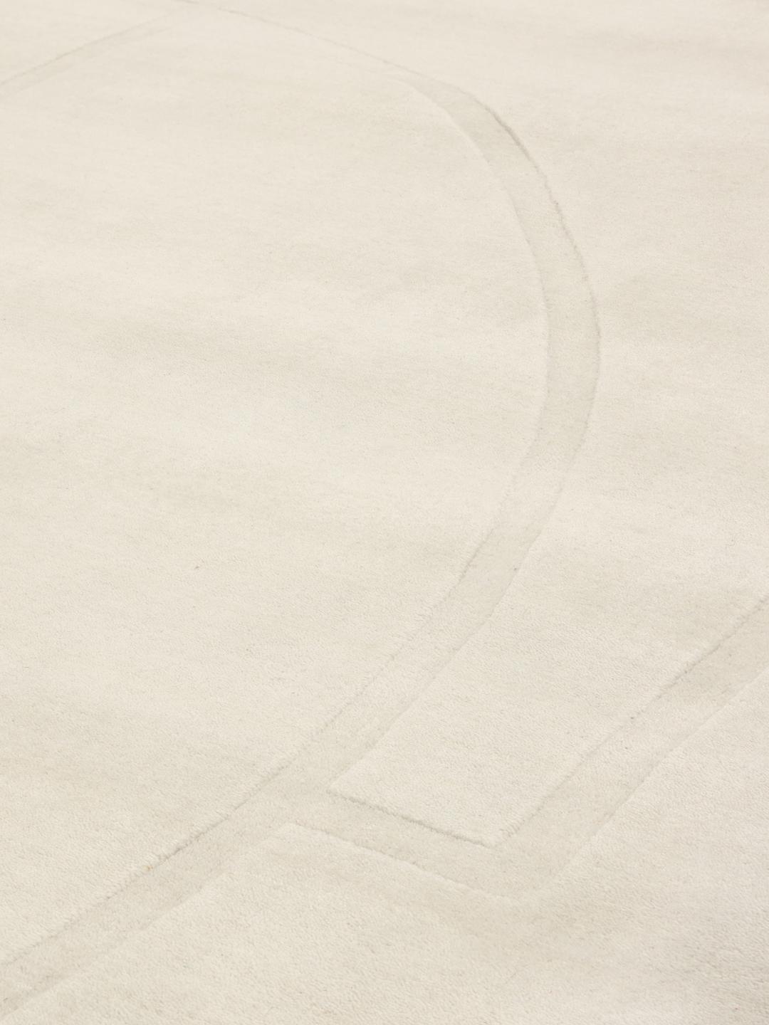 Ein minimalistischer handgewebter Teppich aus Indien in einem sanften Beigeton mit subtilen geometrischen Linien.
