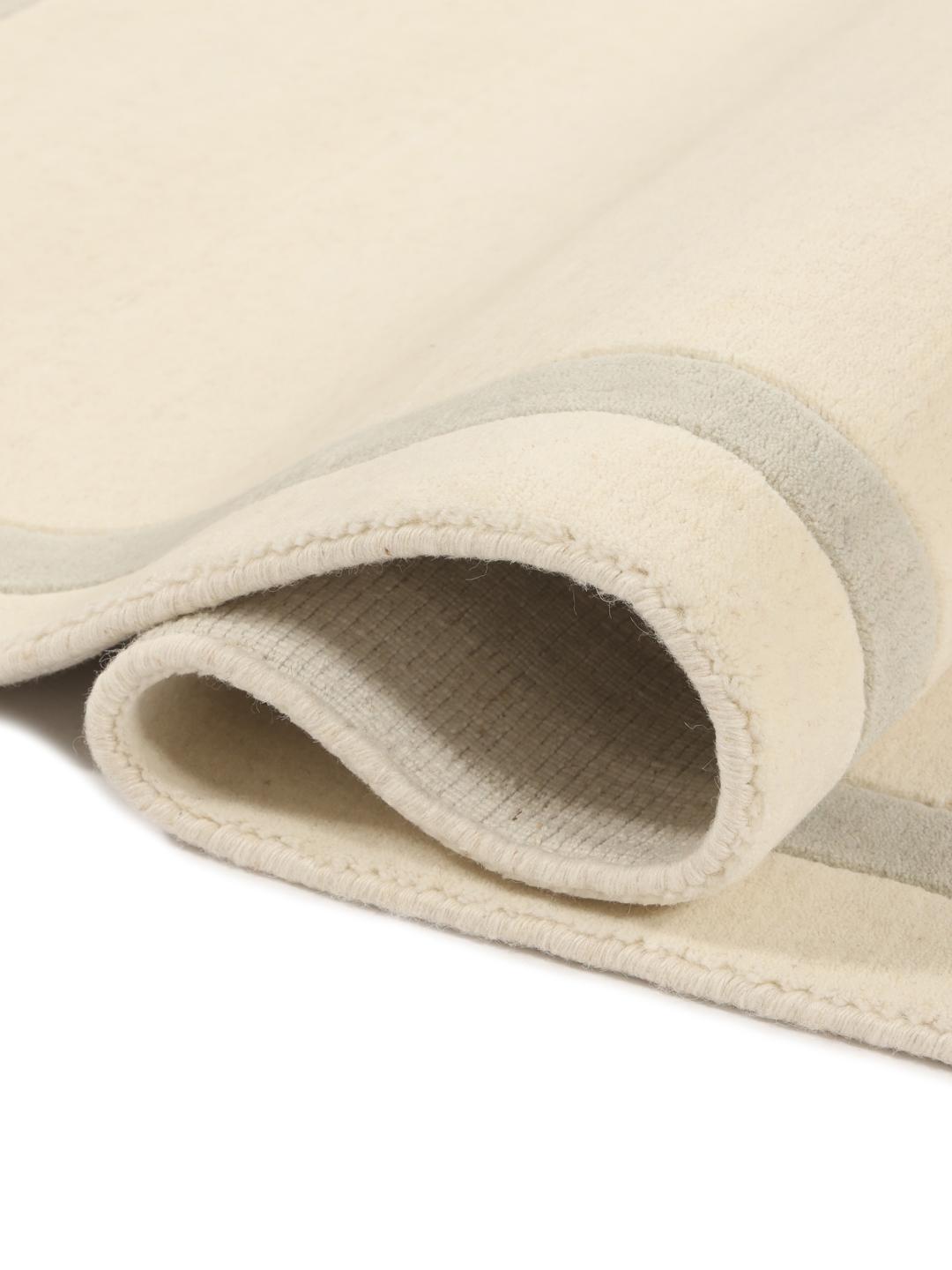 Tapis tissé à la main originaire d'Inde dans une couleur beige neutre avec une bordure subtile