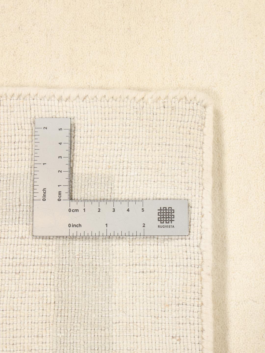 Tapis tissé à la main originaire d'Inde dans une couleur beige neutre avec une bordure subtile