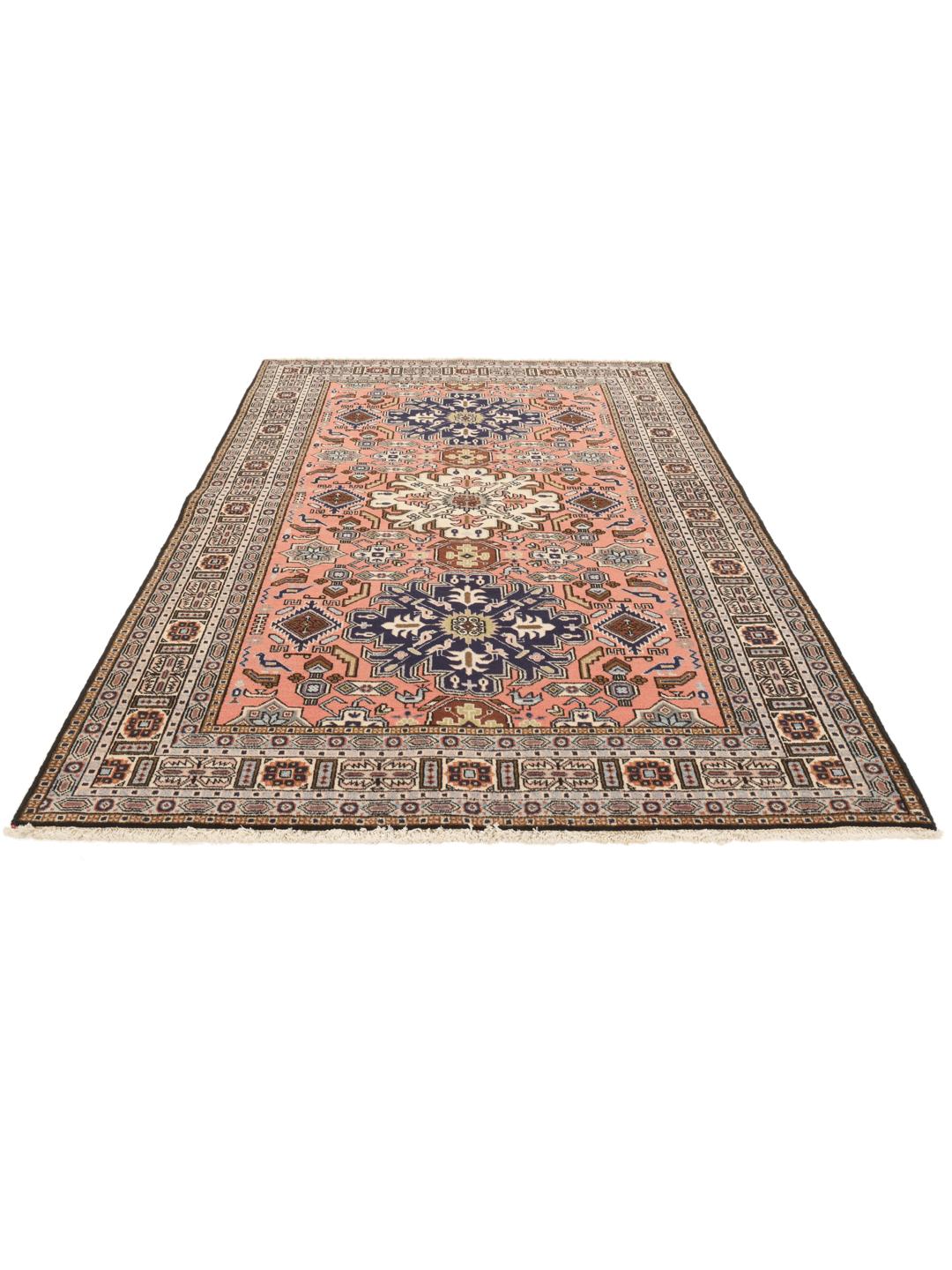Un tapis Ardebil noué à la main en provenance du Moyen-Orient avec un motif floral et médaillon multicolore