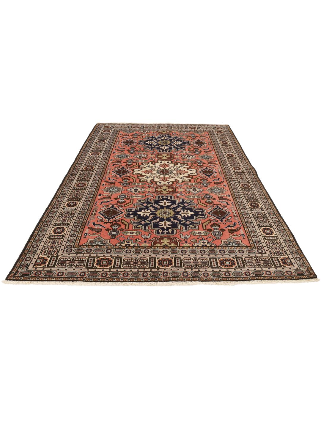 Un tapis Ardebil noué à la main en provenance du Moyen-Orient avec un motif floral et médaillon multicolore