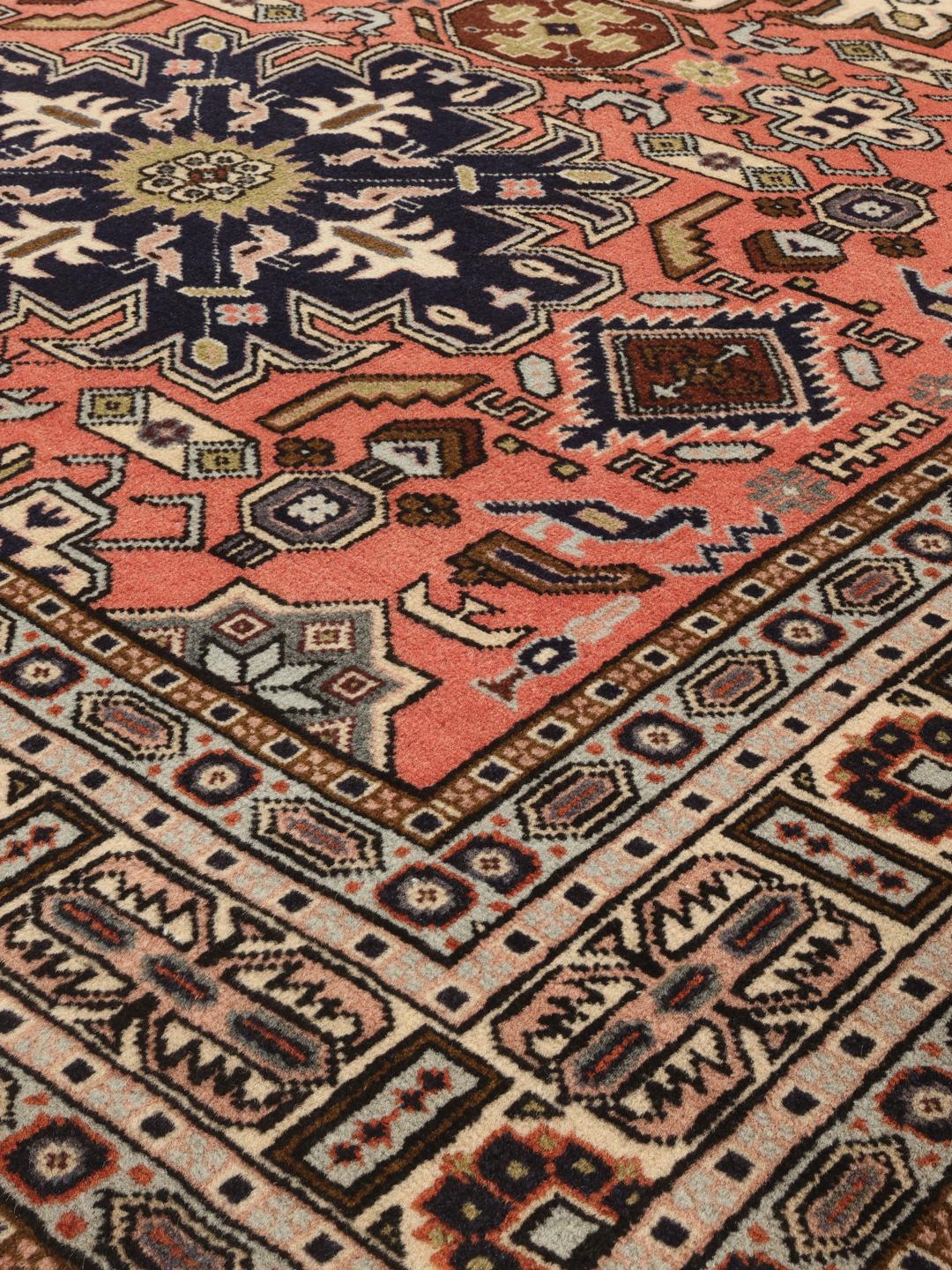 Un tapis Ardebil noué à la main en provenance du Moyen-Orient avec un motif floral et médaillon multicolore