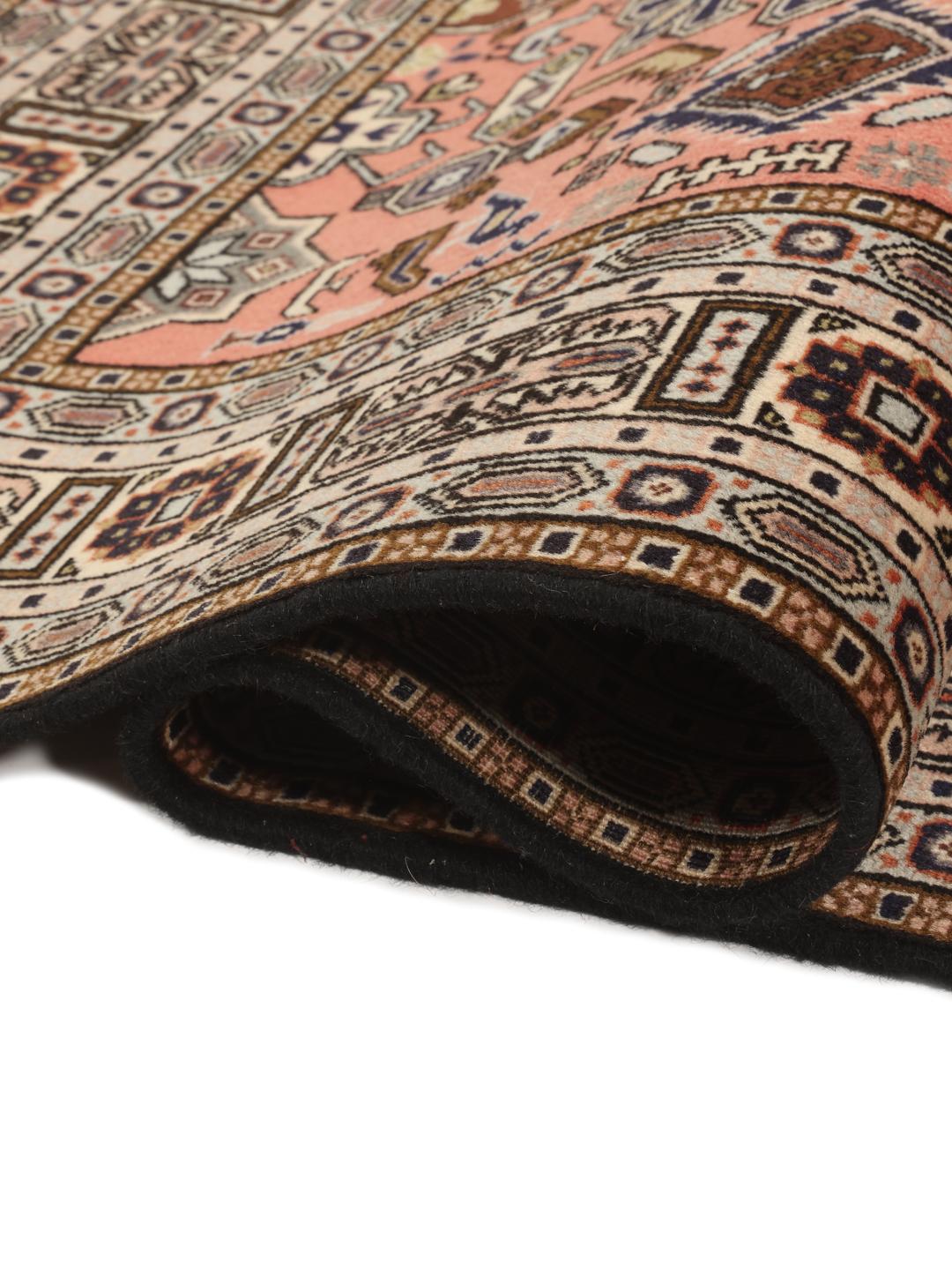 Un tapis Ardebil noué à la main en provenance du Moyen-Orient avec un motif floral et médaillon multicolore