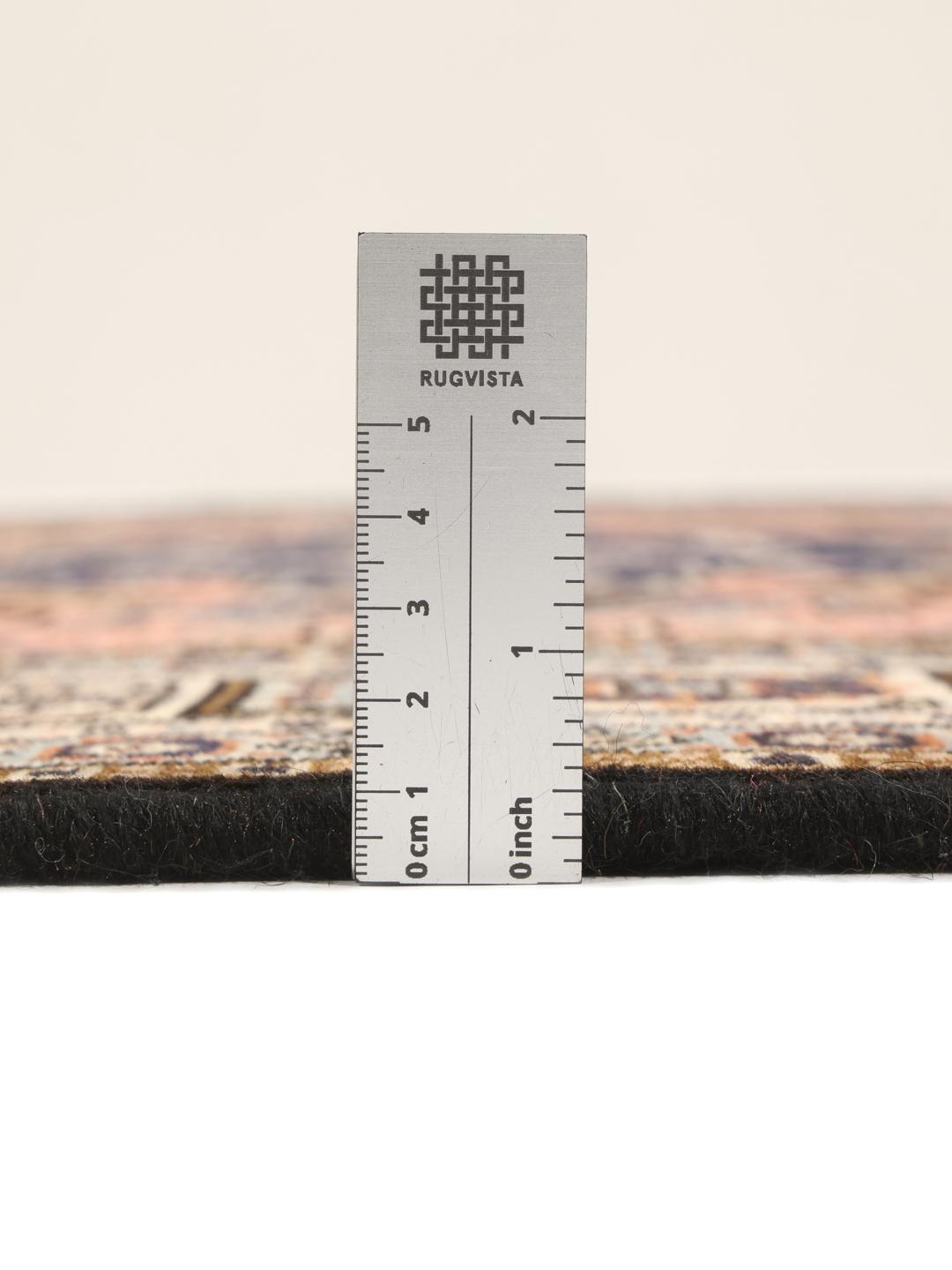 Un tapis Ardebil noué à la main en provenance du Moyen-Orient avec un motif floral et médaillon multicolore