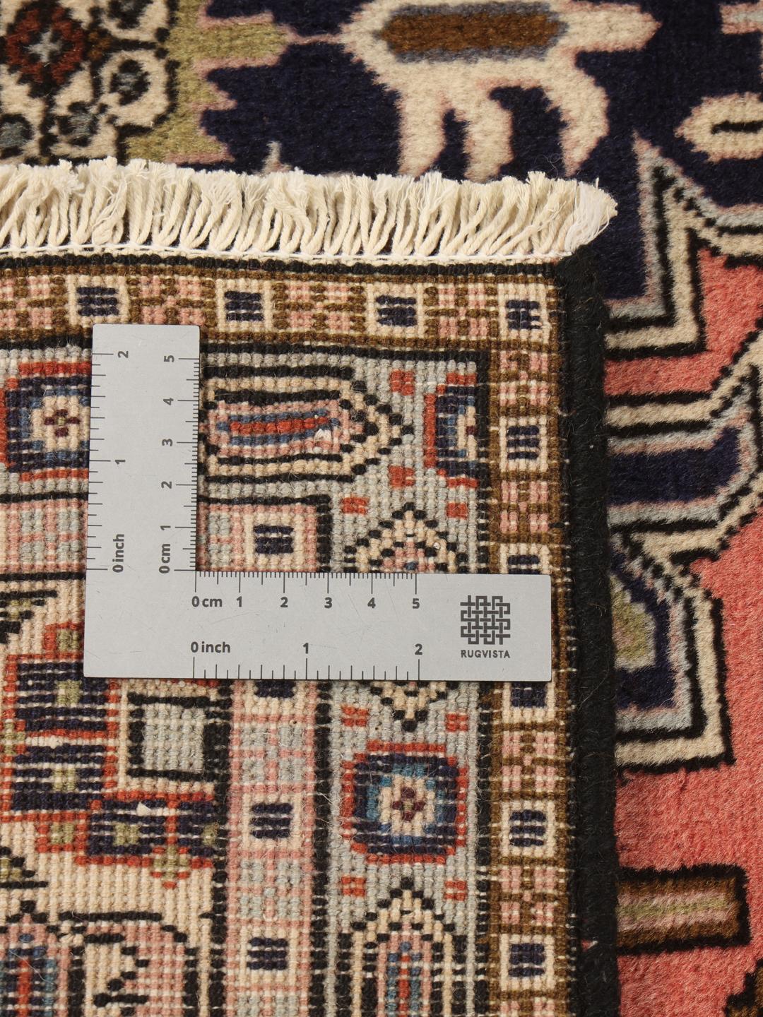 Un tapis Ardebil noué à la main en provenance du Moyen-Orient avec un motif floral et médaillon multicolore