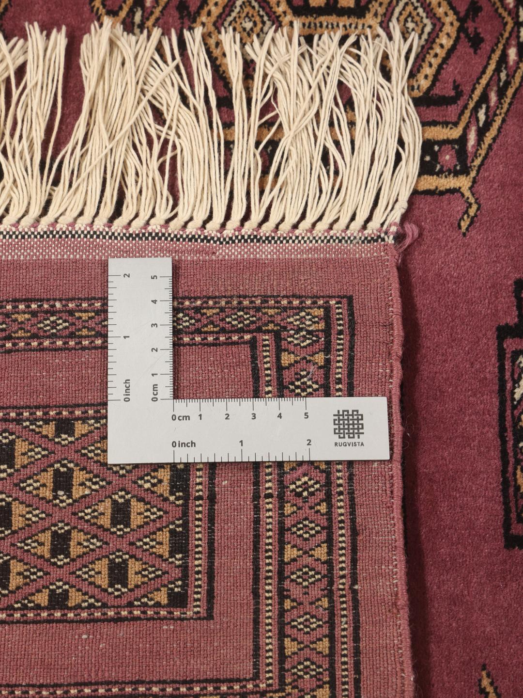 Et håndknyttet Pakistan Bokhara-tæppe med en dyb rød bund og traditionelle geometriske motiver