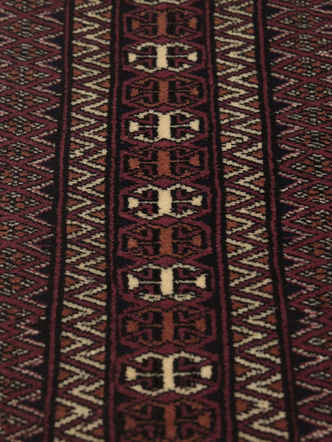 Handgeknoopt Pakistan Bokhara-tapijt met traditionele patronen in rood en zwart