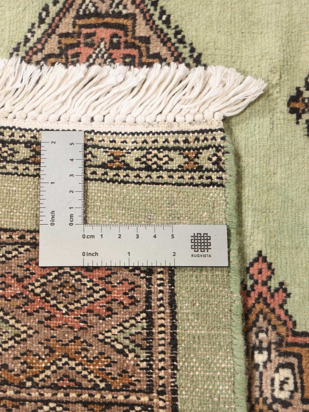 Ręcznie wiązany dywan Pakistan Bokhara z zielonym polem i geometrycznymi motywami