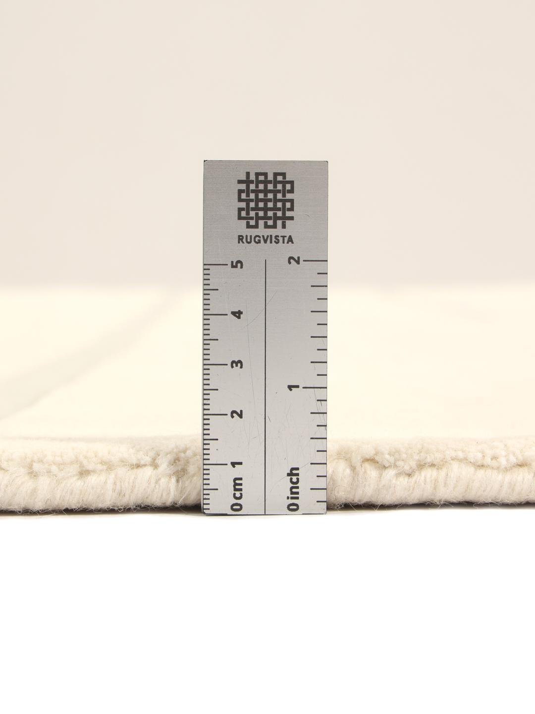 Nowoczesny minimalistyczny dywan z Indii w kolorze miękkiego beżu