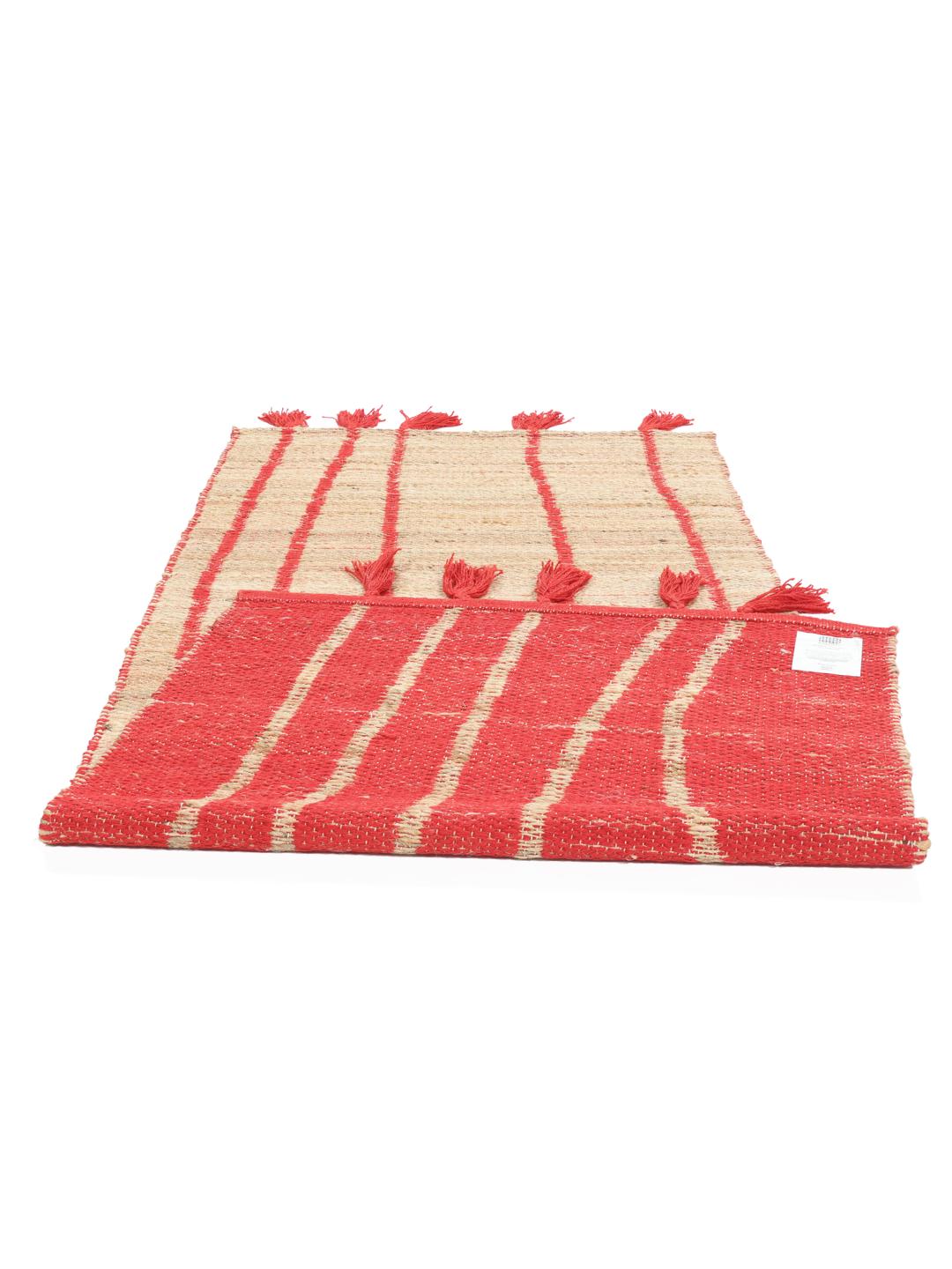 Beige en rode loper met een streepjespatroon