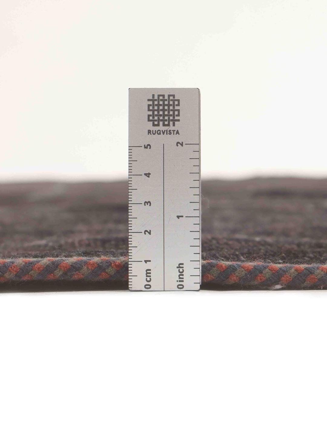 Et kvadratisk sort patchwork-tæppe med et moderne geometrisk design fra Mellemøsten