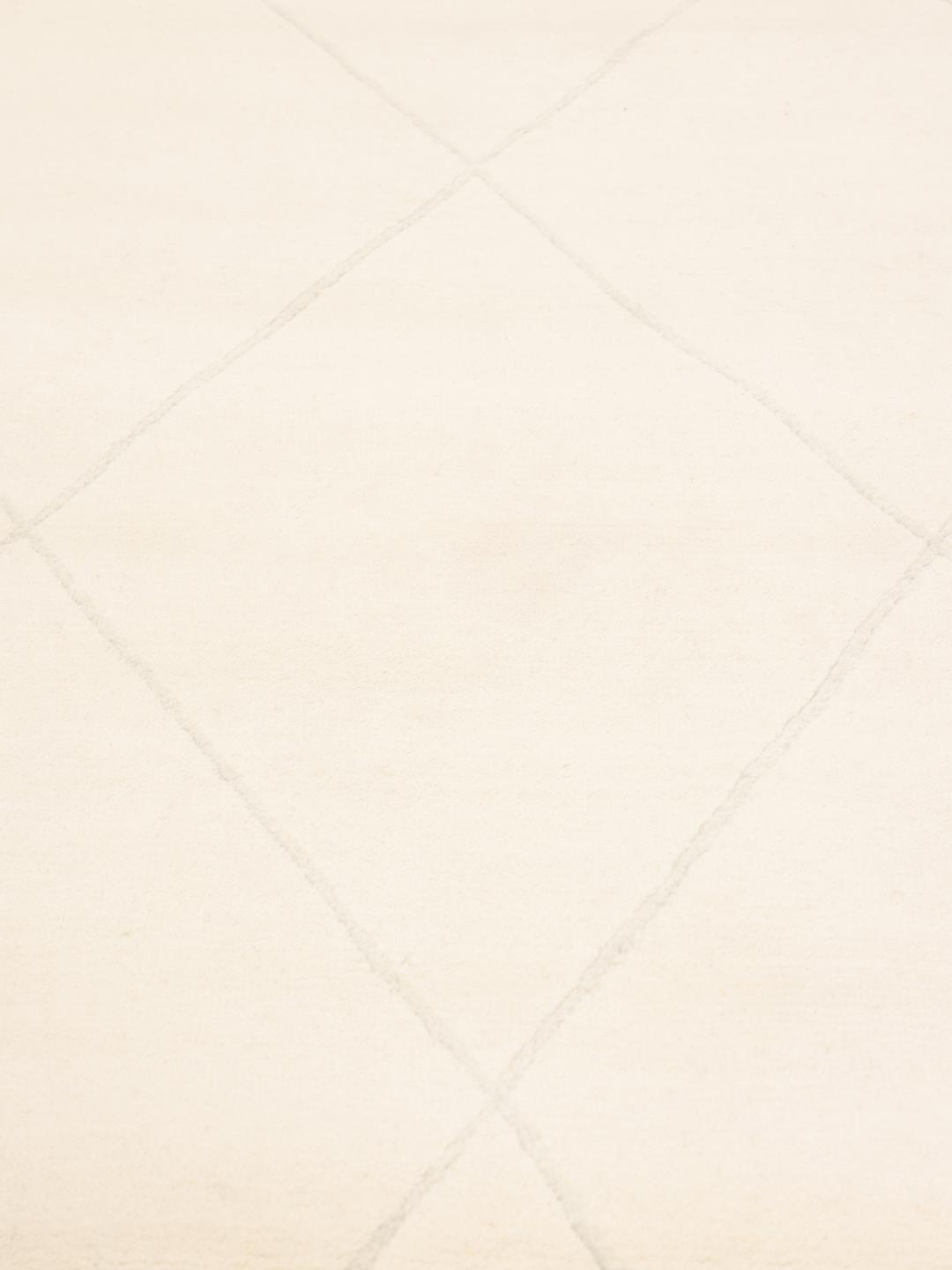 Handgeweven vloerkleed uit India met een delicaat ruitpatroon in beige