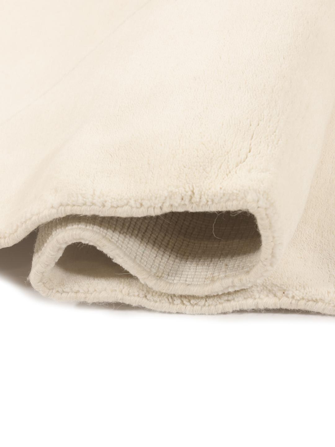 Handgeweven vloerkleed uit India met een delicaat ruitpatroon in beige