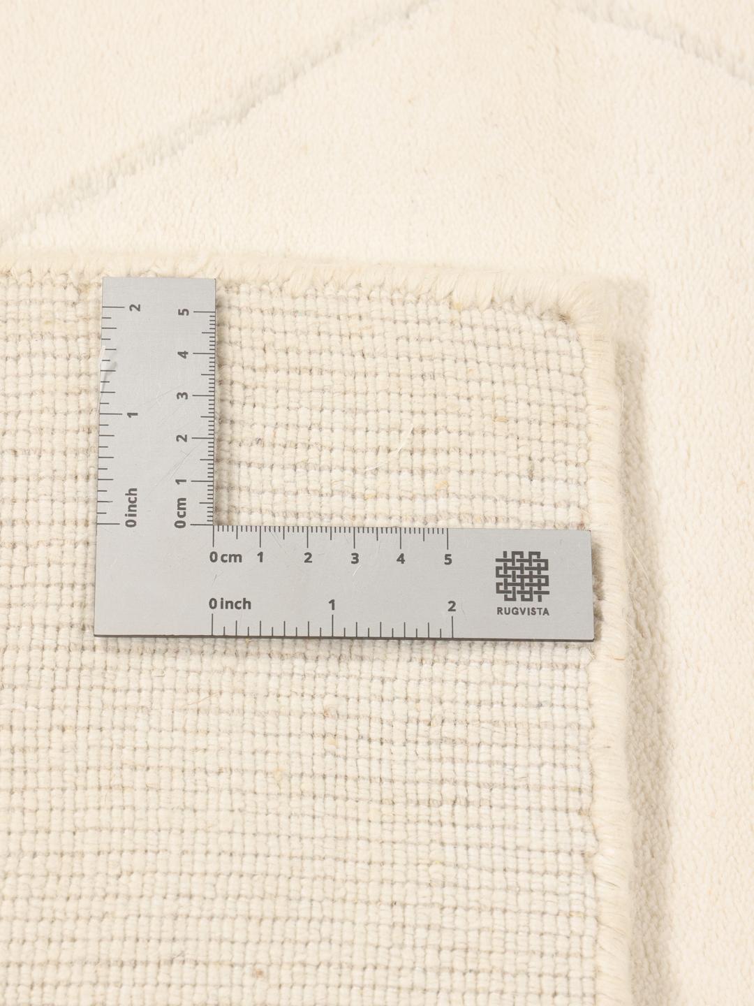 Handgeweven vloerkleed uit India met een delicaat ruitpatroon in beige