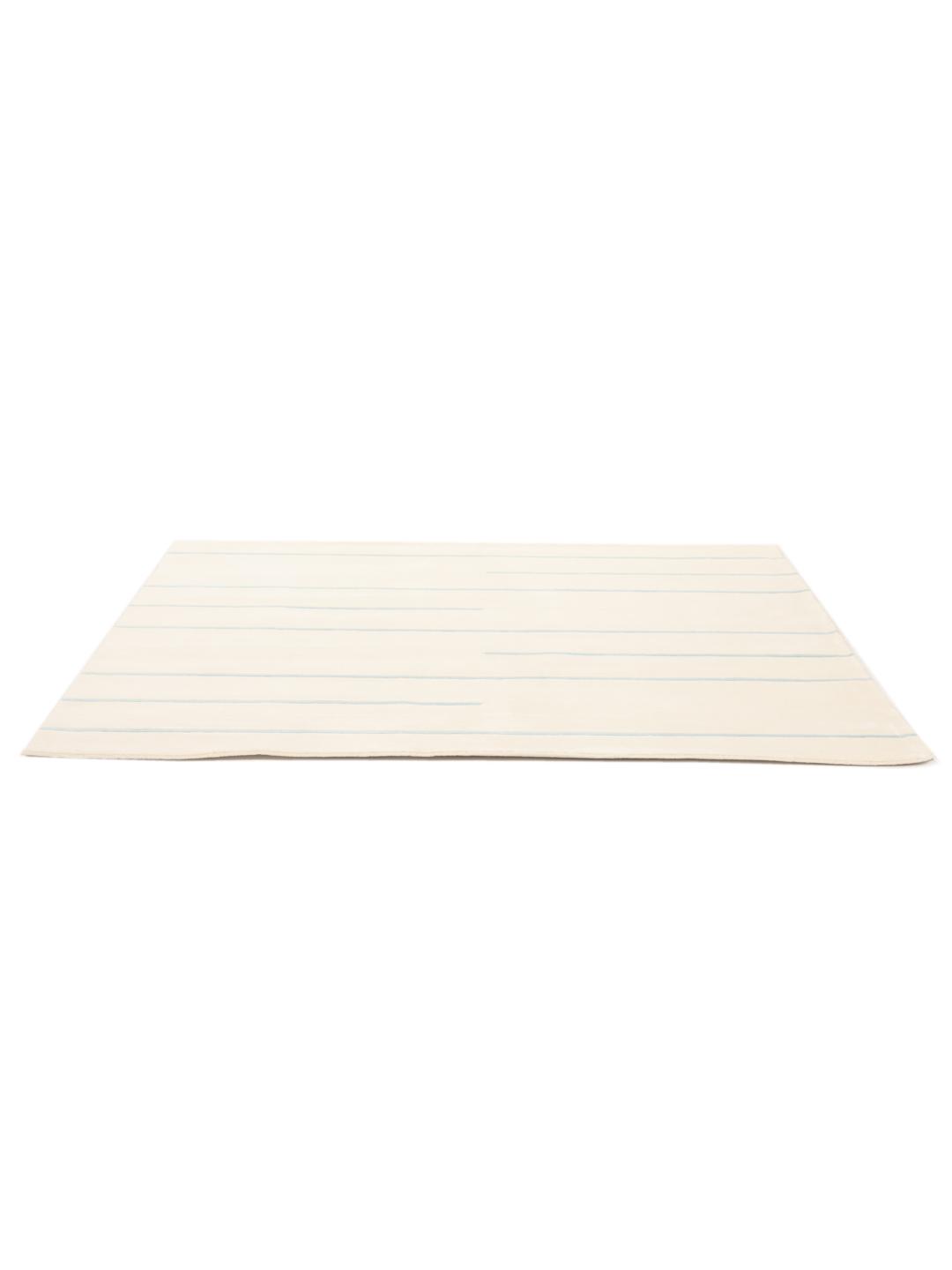 Een minimalistisch handgeweven tapijt uit India met een lichtbeige basis en subtiele blauwe gestreepte accenten.