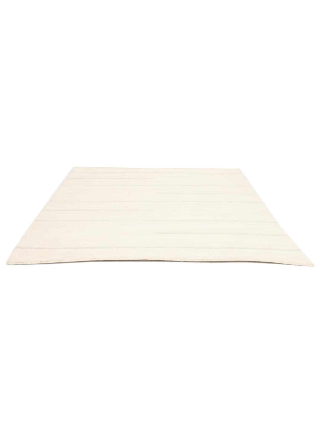 Moderne minimalistisk tæppe med rene linjer i beige, fremstillet i Indien.
