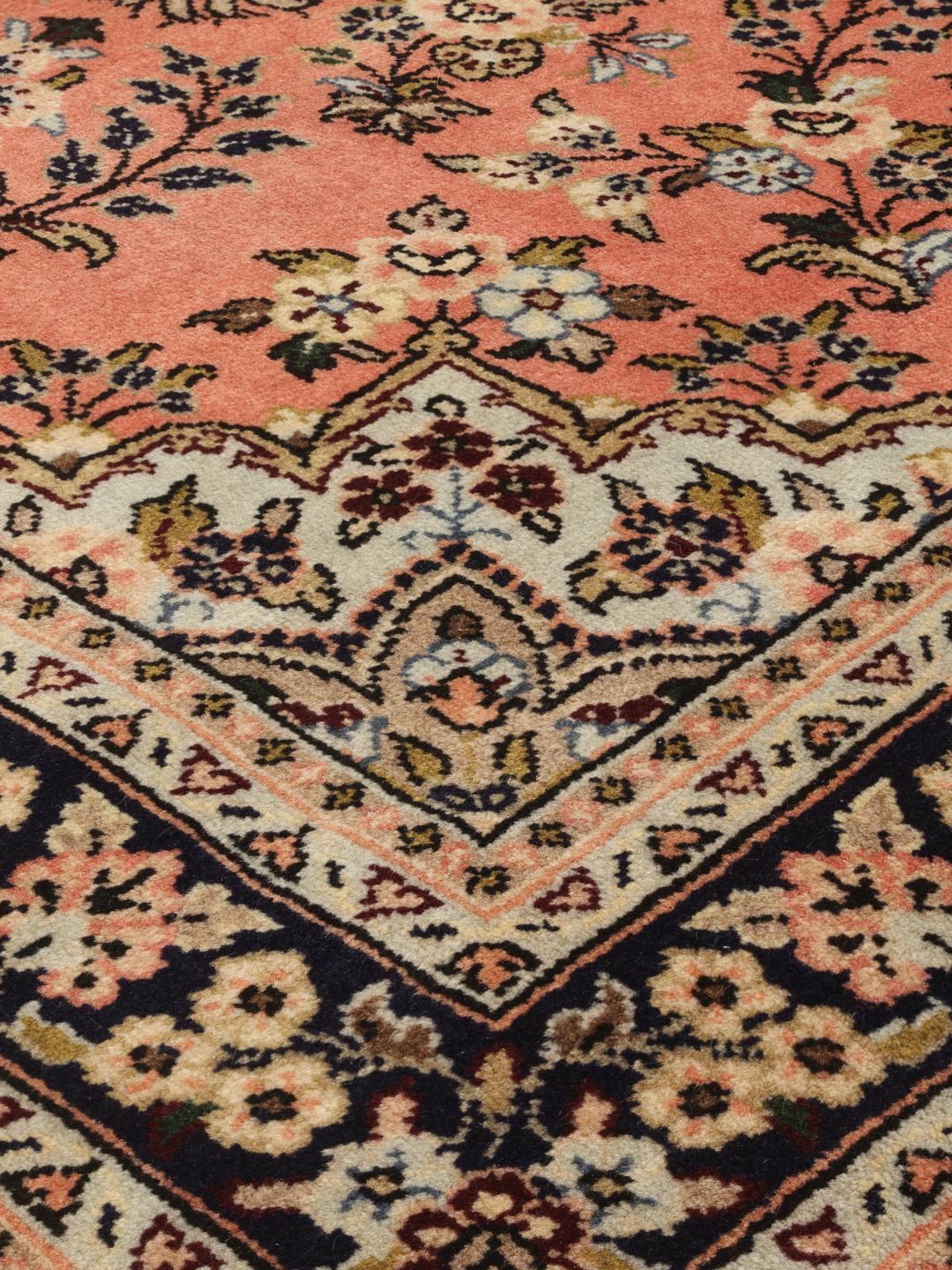 Tapis fait main Mehraban du Moyen-Orient en rose et bleu foncé