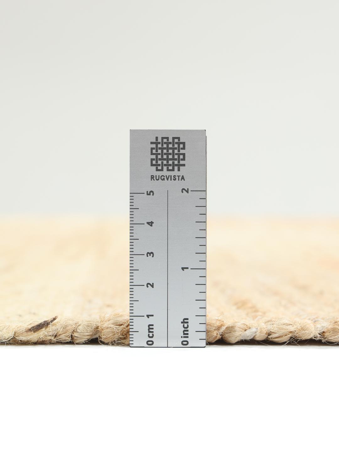 Handgeweven beige en wit tapijt met een subtiel dambordpatroon