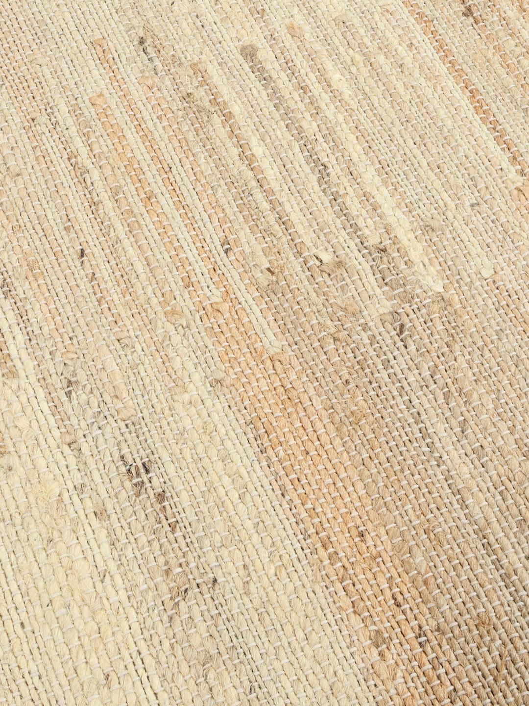Beige løber med en naturlig vævet tekstur