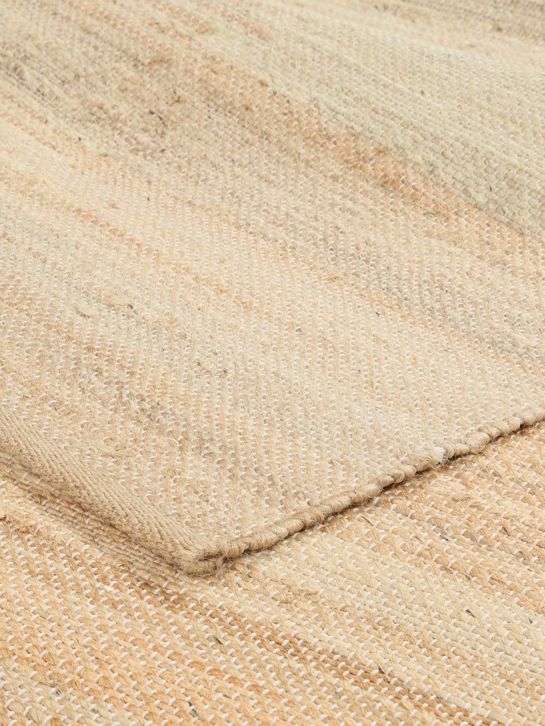 Handgeweven beige en wit tapijt met een subtiel dambordpatroon
