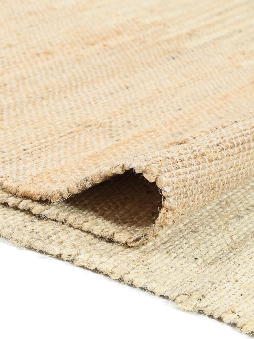 Handgeweven beige en wit tapijt met een subtiel dambordpatroon