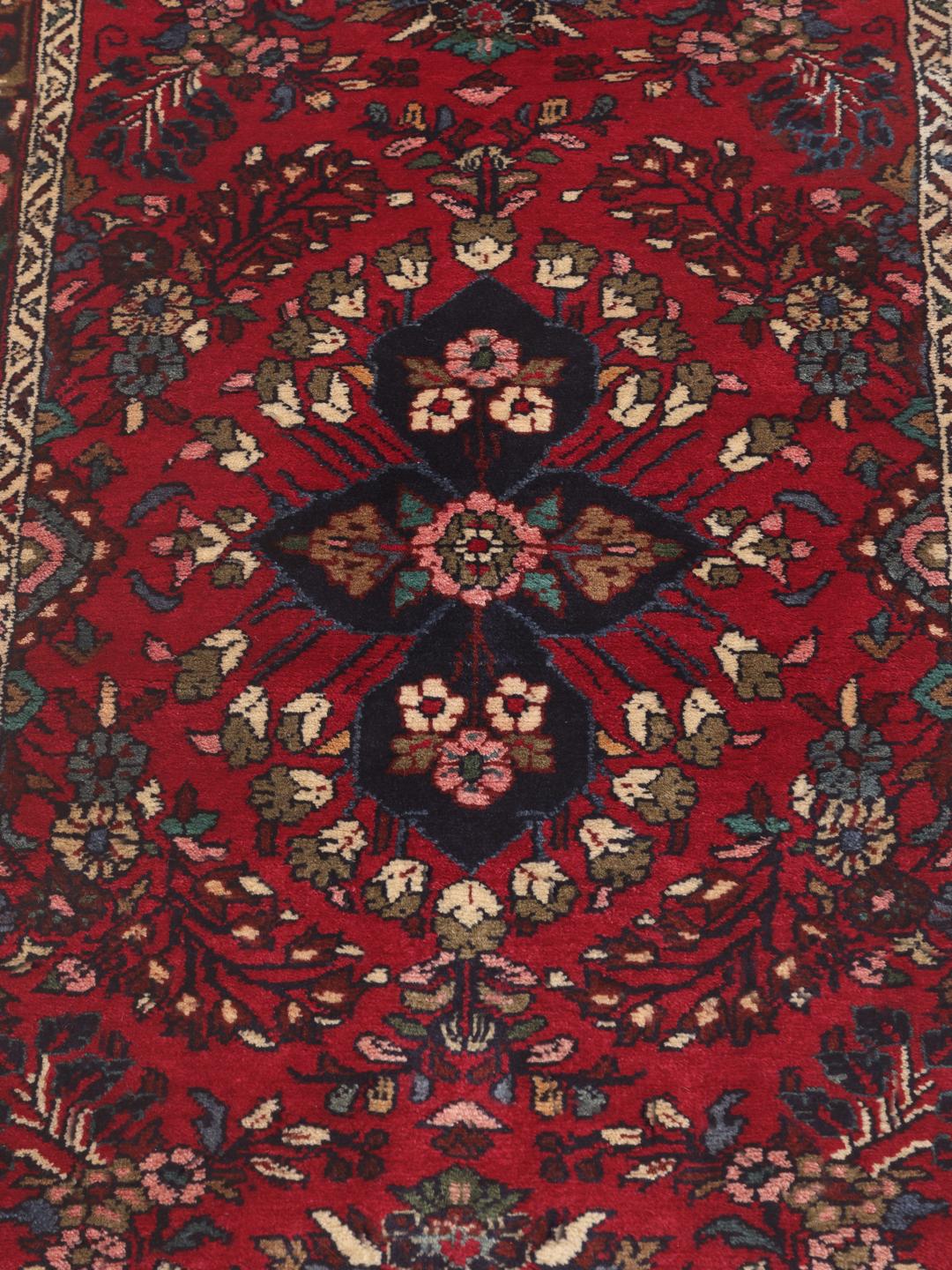 Een handgeknoopte Mehraban loper in rood met traditionele bloempatronen uit het Midden-Oosten.