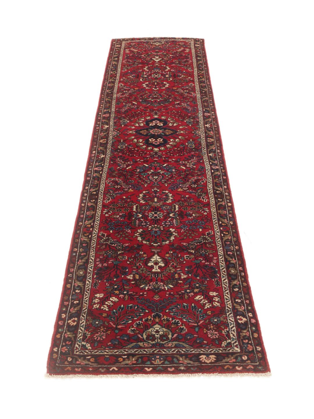 Een handgeknoopte Mehraban loper in rood met traditionele bloempatronen uit het Midden-Oosten.