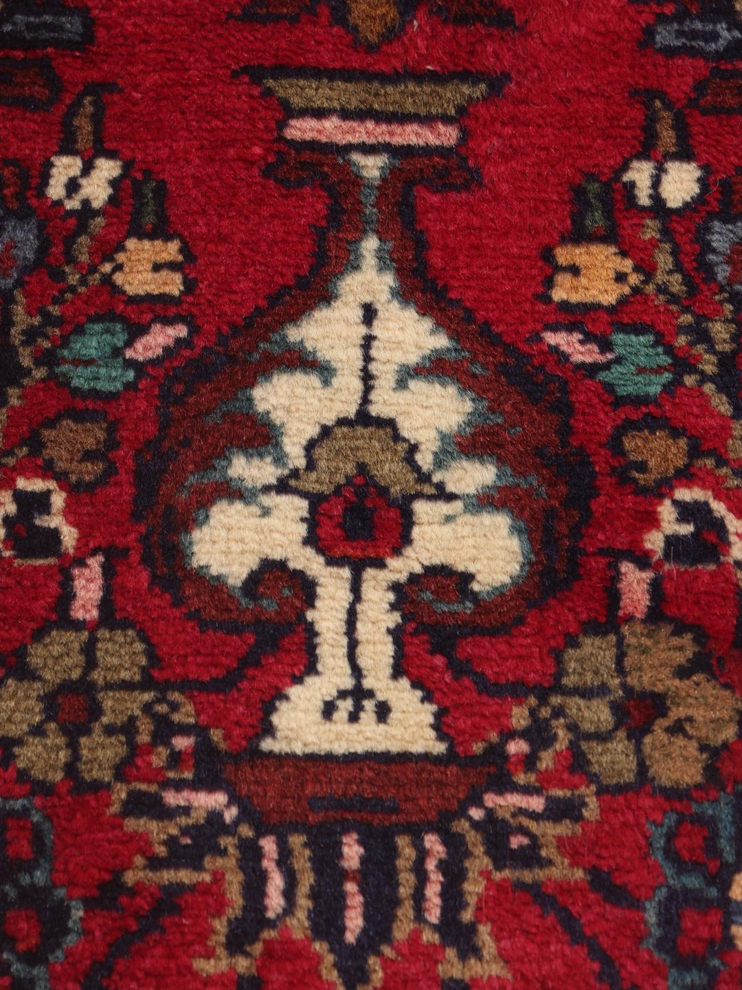 Een handgeknoopte Mehraban loper in rood met traditionele bloempatronen uit het Midden-Oosten.