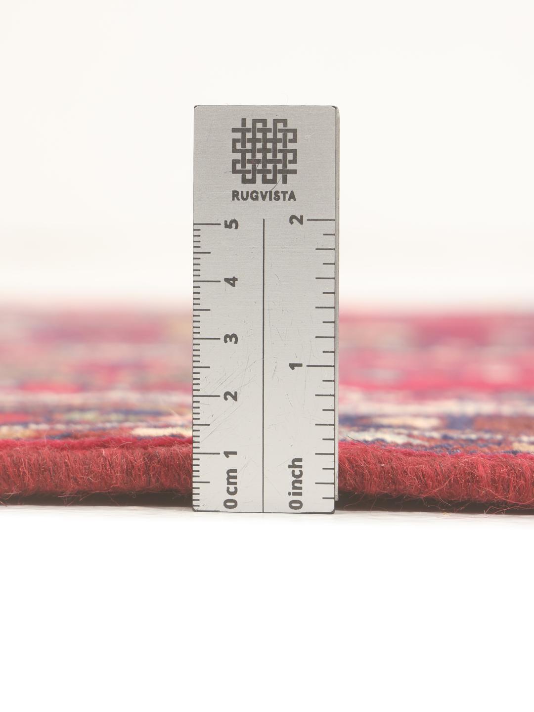Een handgeknoopte Mehraban loper in rood met traditionele bloempatronen uit het Midden-Oosten.