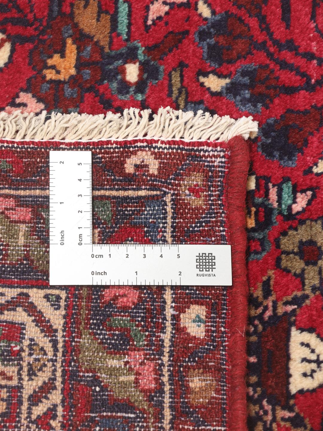 Een handgeknoopte Mehraban loper in rood met traditionele bloempatronen uit het Midden-Oosten.