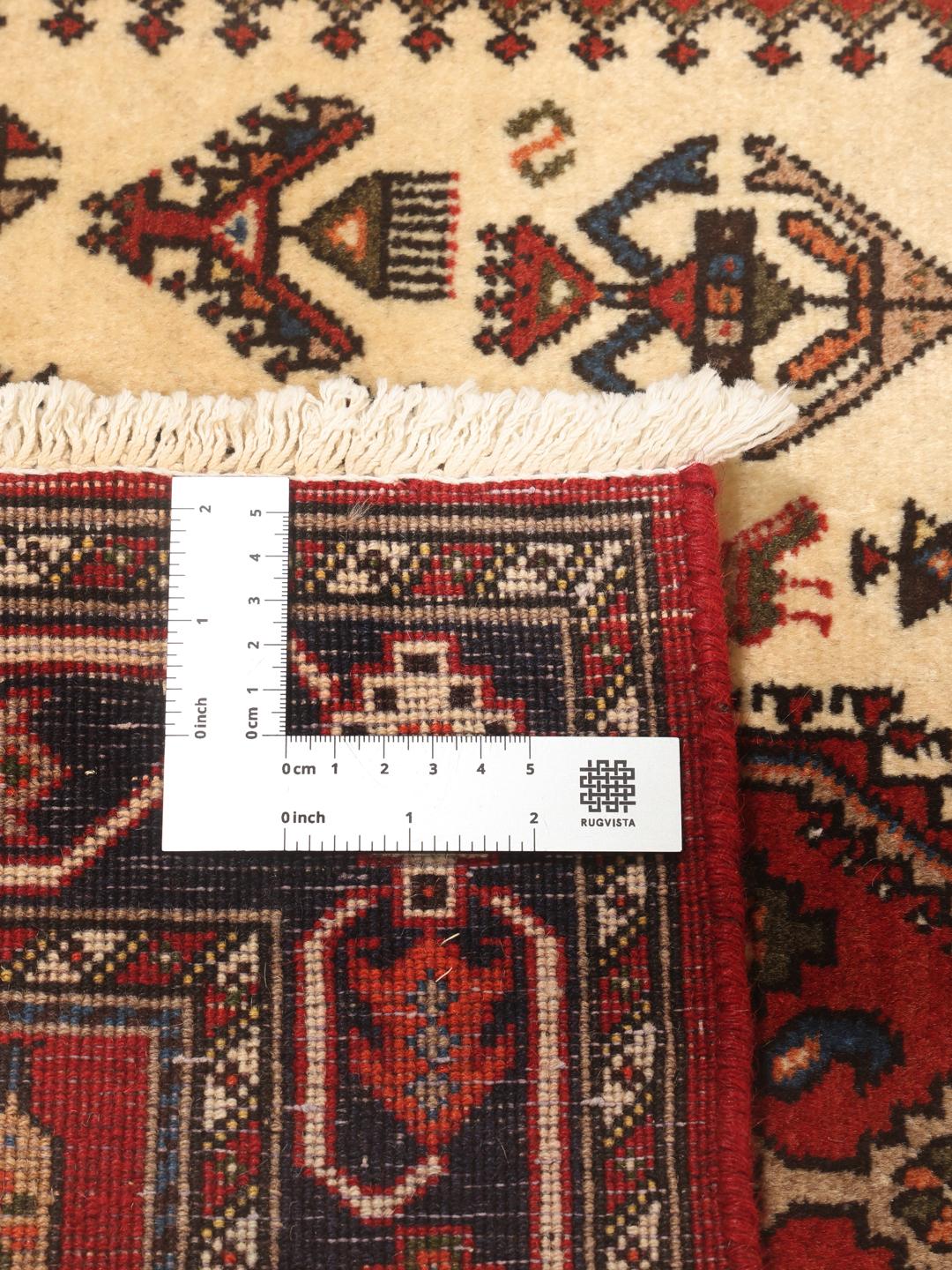 En håndknyttet Abadeh-løber fra Mellemøsten med en beige baggrund og indviklede røde mønstre.