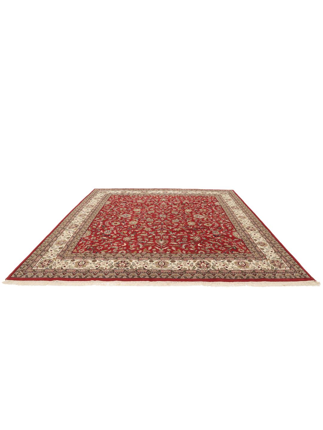Kwadratowy, ręcznie wiązany dywan Bidjar Indo z kwiatowym wzorem w odcieniach czerwieni i beżu.