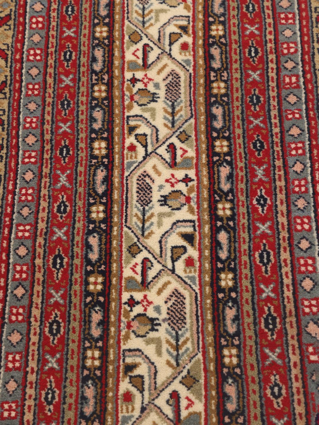 Tapis noué à la main Mir Indo originaire d'Inde en rouge profond avec des motifs répétitifs traditionnels