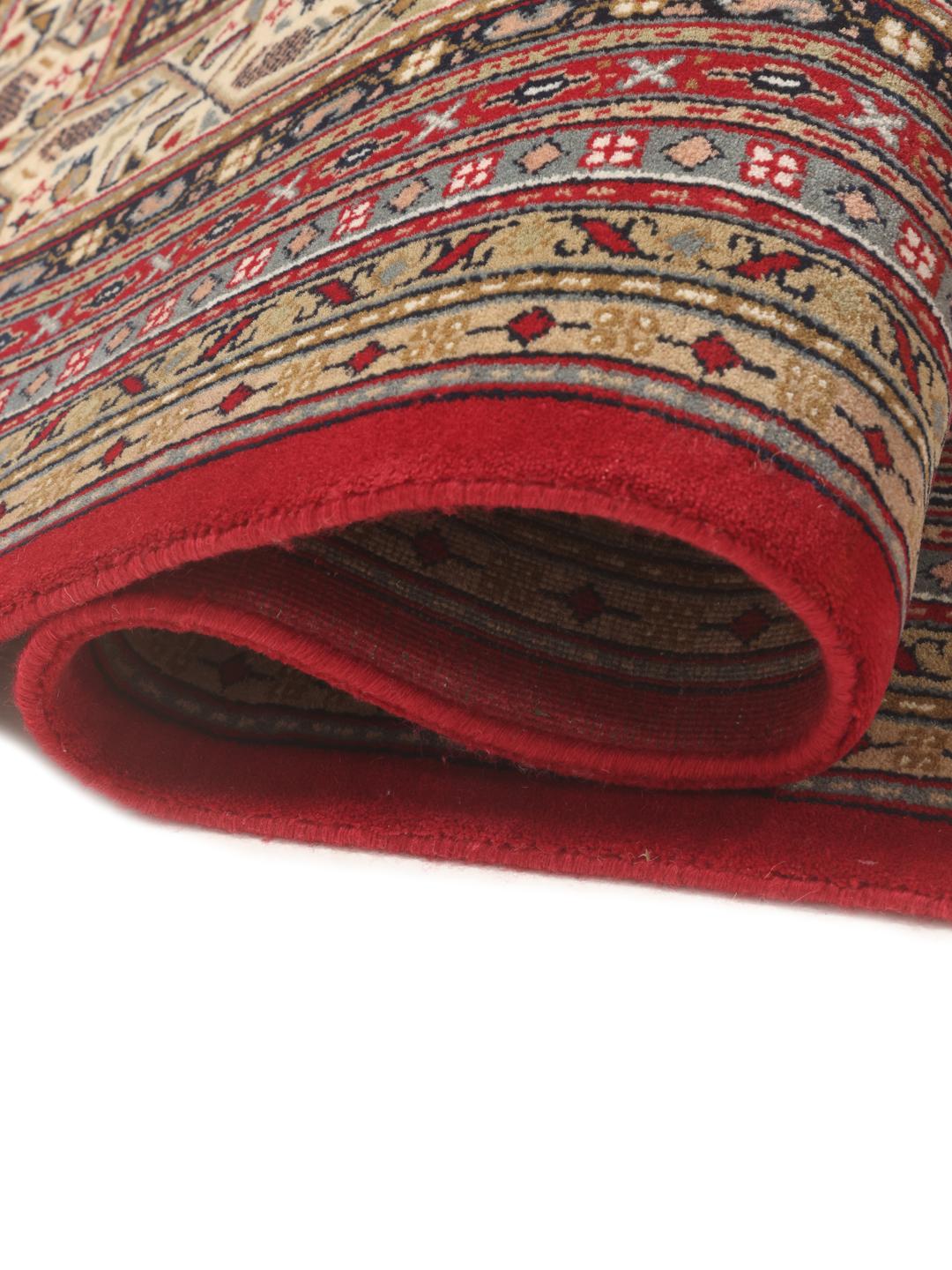 Tapis noué à la main Mir Indo originaire d'Inde en rouge profond avec des motifs répétitifs traditionnels